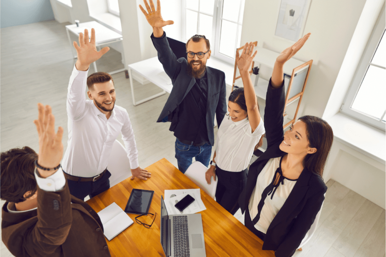 De extraños a sinergia. Explorando las etapas esenciales en equipos de trabajo