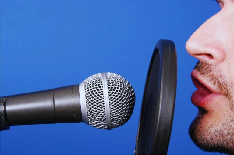 Transmitiendo conocimiento con locutores en la educación digital