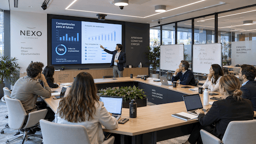 Sala de formación y dinámicas grupales equipada con tecnología audiovisual